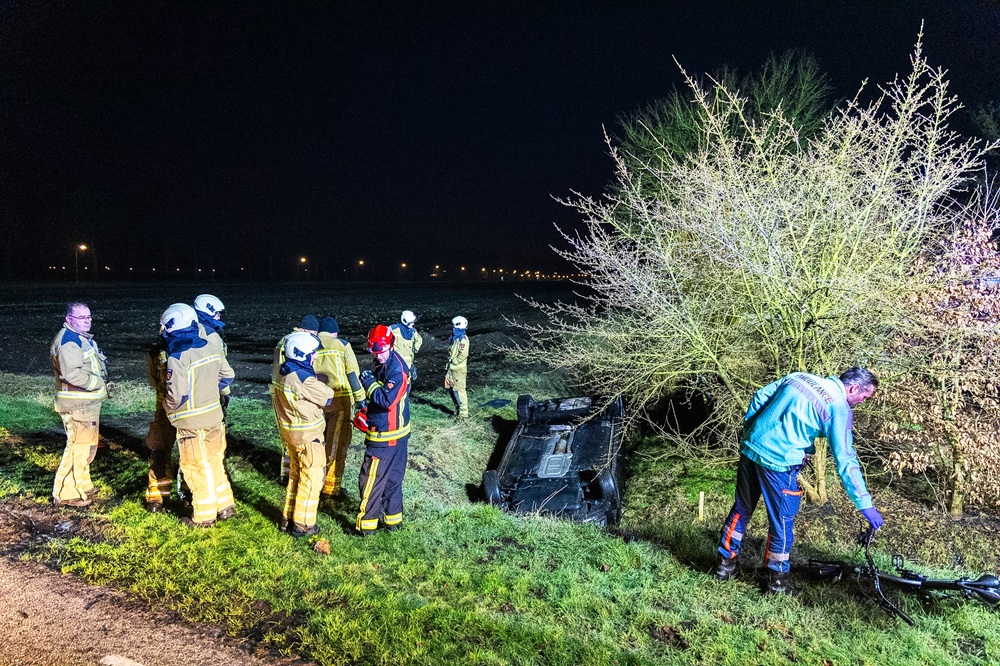 Auto op z’n kop in de sloot na eenzijdig ongeval