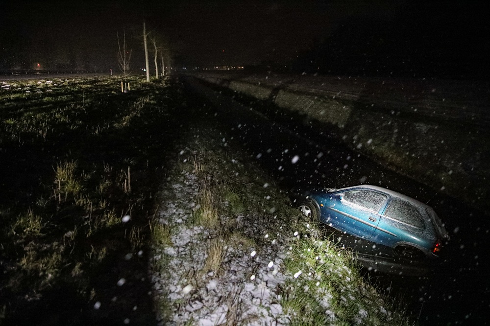 Auto raakt van de weg en belandt in sloot