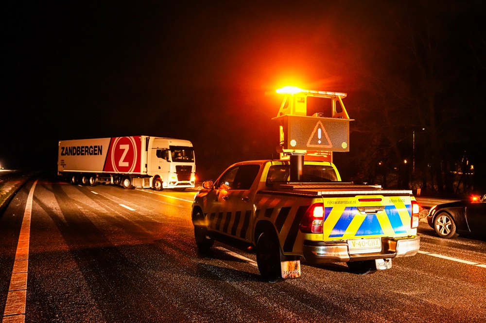 Snelweg dicht door geschaarde vrachtwagen