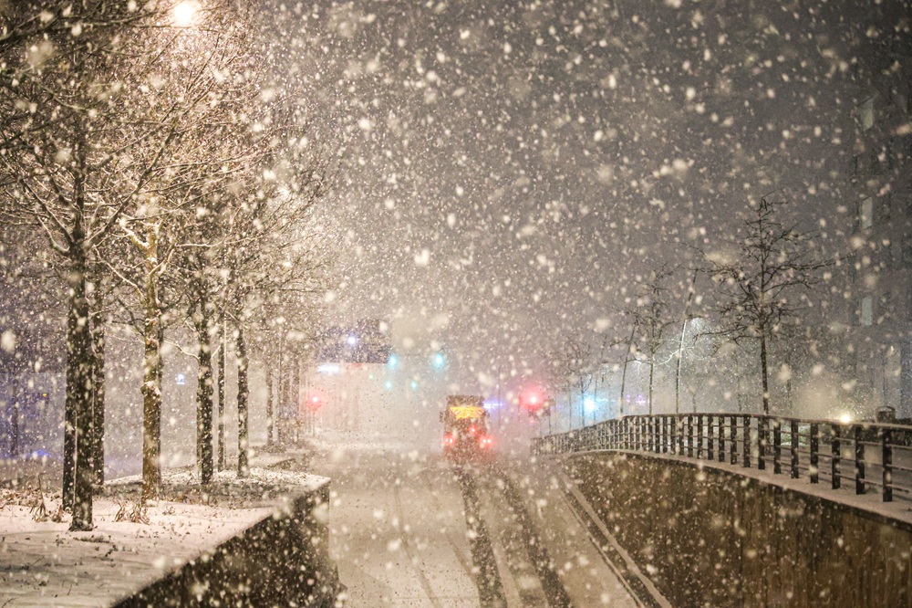 Sfeerbeelden van enorme sneeuwval in Emmen