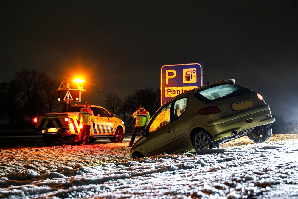 Auto glijdt van de weg en belandt in greppel
