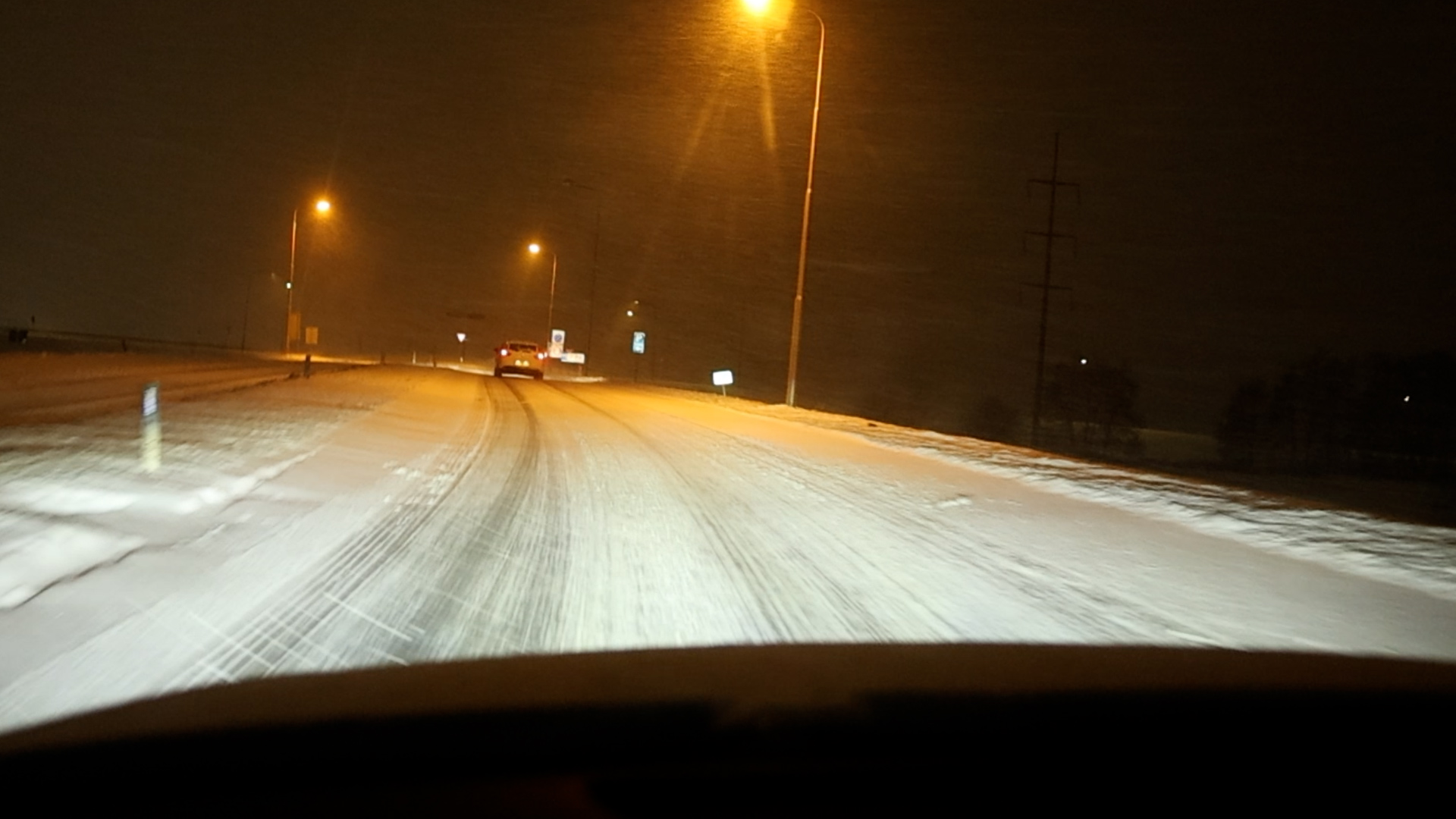 Snelweg A7 bedekt onder laag sneeuw