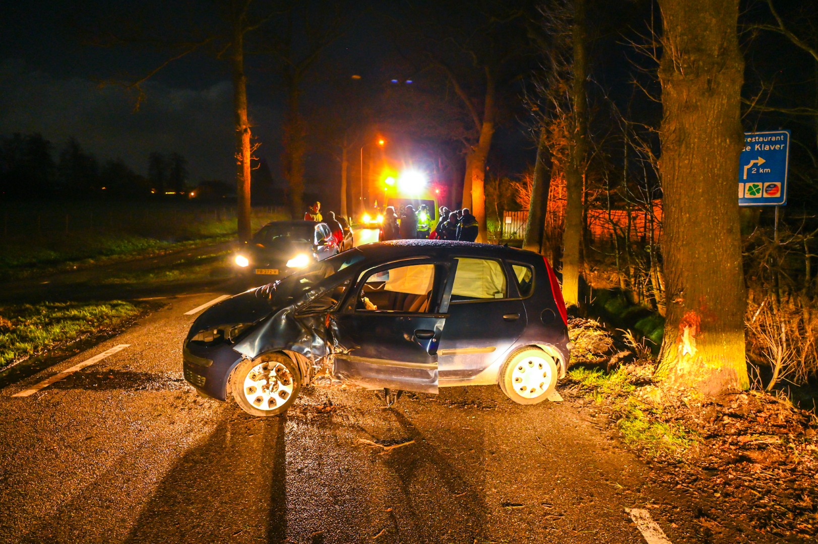 Automobiliste door brandweer uit auto bevrijdt na botsing tegen boom