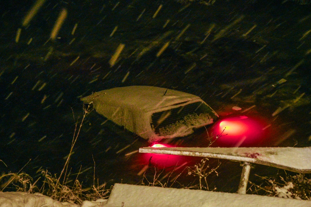 Auto rijdt door verkeersbord en belandt in water
