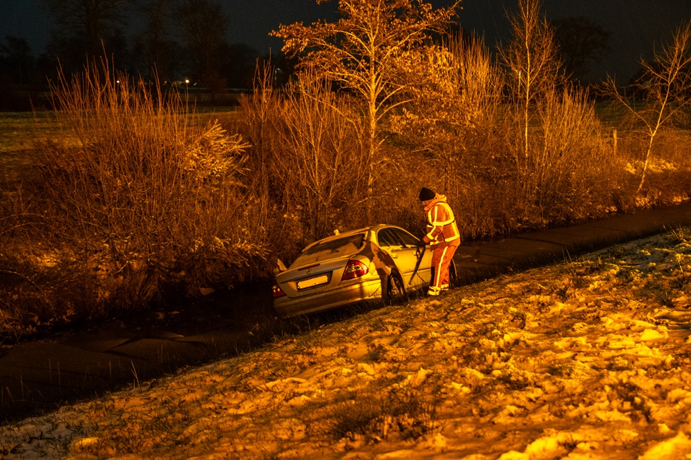Auto in sloot door gladheid, inzittenden met schrik vrij