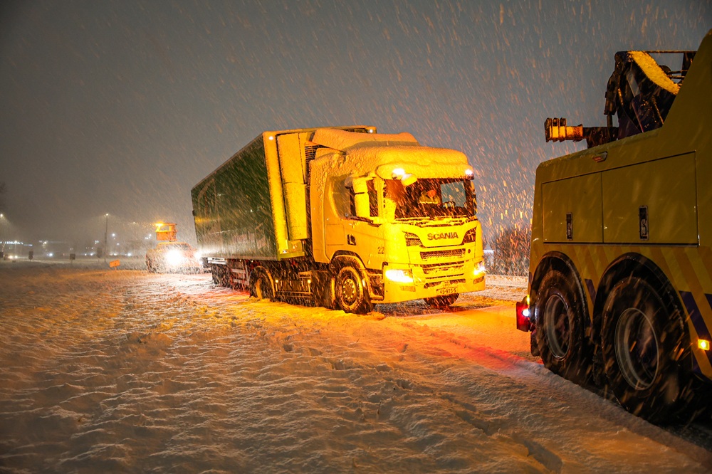 Vrachtwagen door gladheid vast in de berm