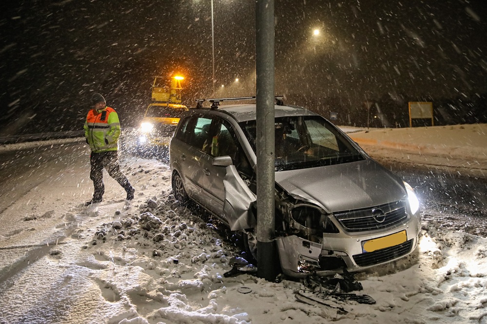 Auto botst tegen lantaarnpaal