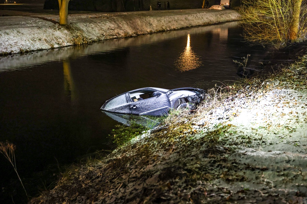 Auto raakt van de weg en belandt in water