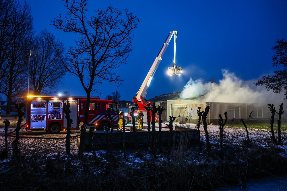 Uitslaande brand in loods zorgt voor rookoverlast