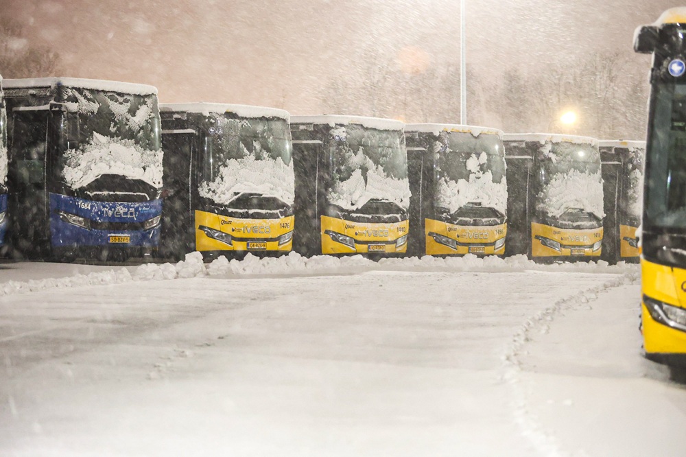 Busvervoer plat door hevige sneeuwval