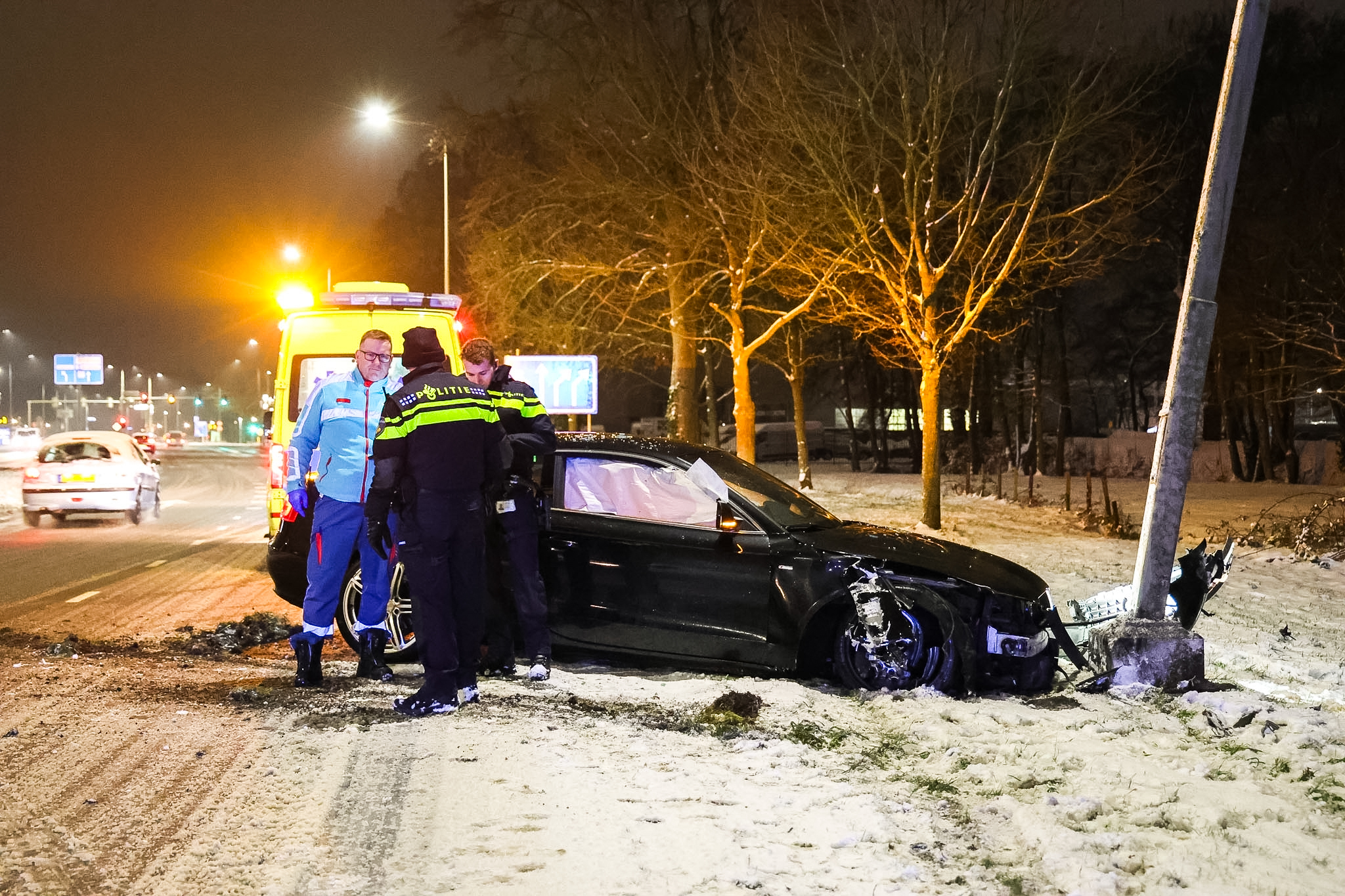 Auto botst na sneeuwbui tegen lantaarnpaal