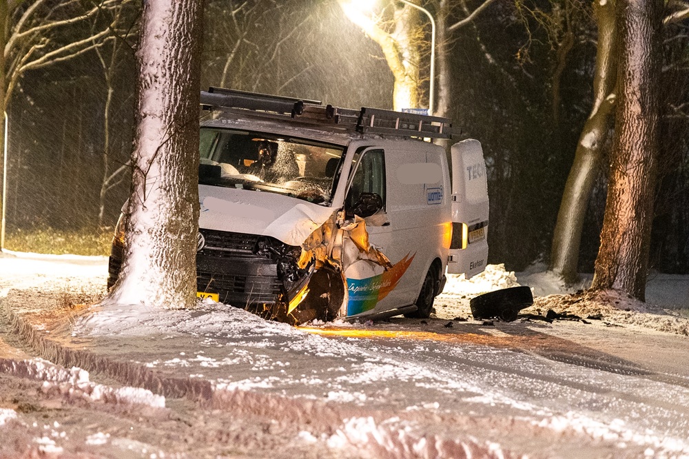 Bestelbus raakt van de weg en botst tegen boom