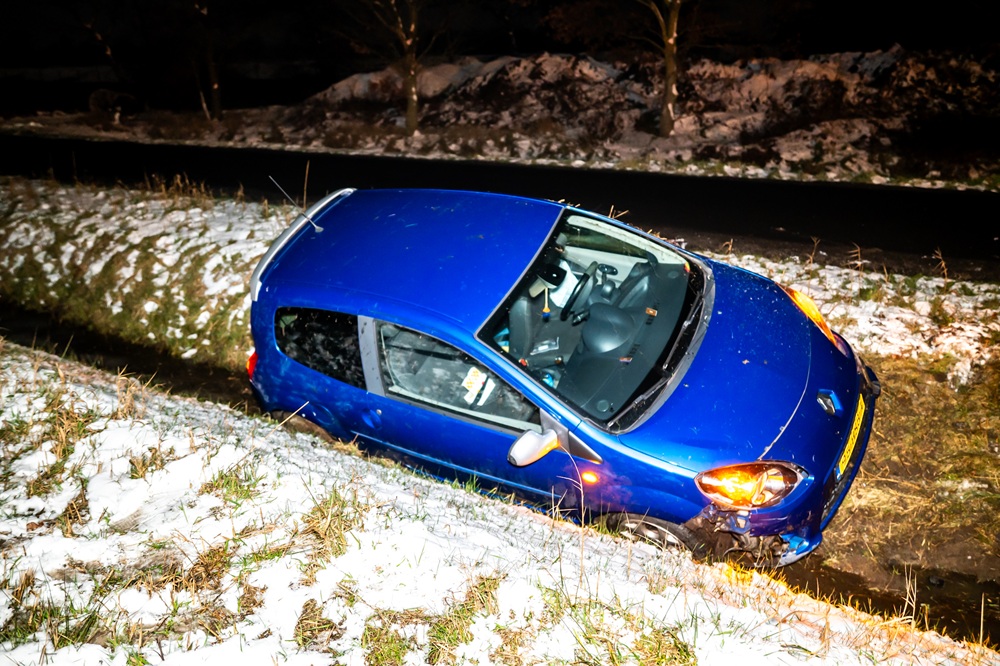 Auto in greppel na botsing op snelweg