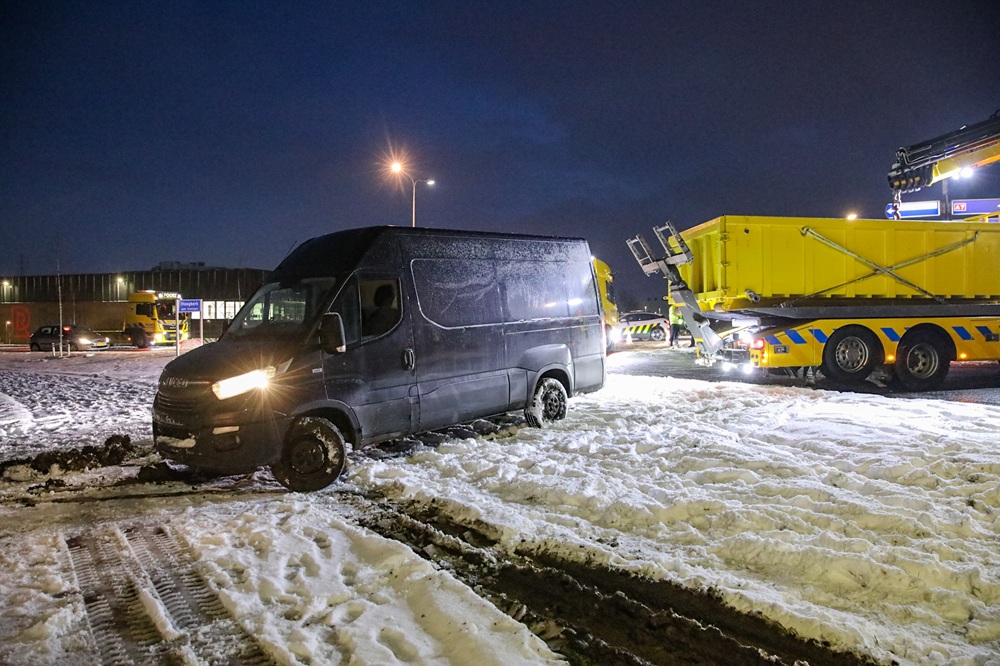 Bestelbus raakt van de weg, bestuurder met schrik vrij