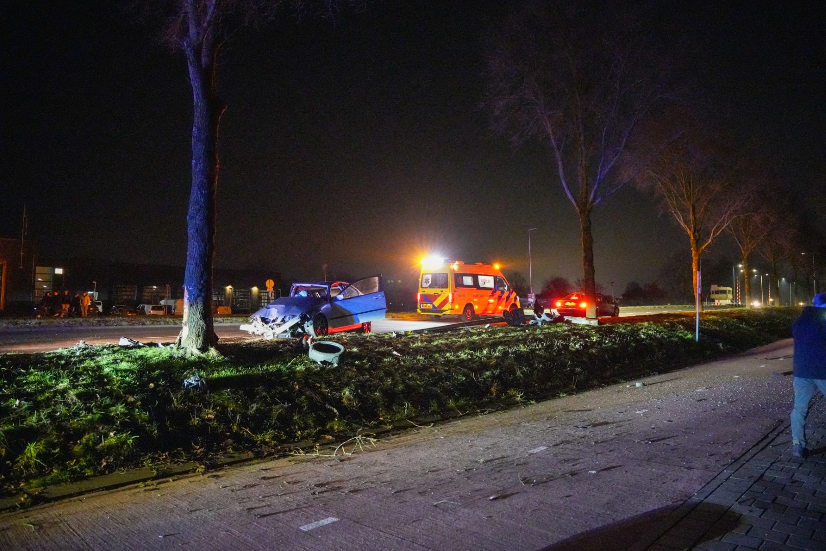 Auto botst tegen boom, weg volledig afgesloten