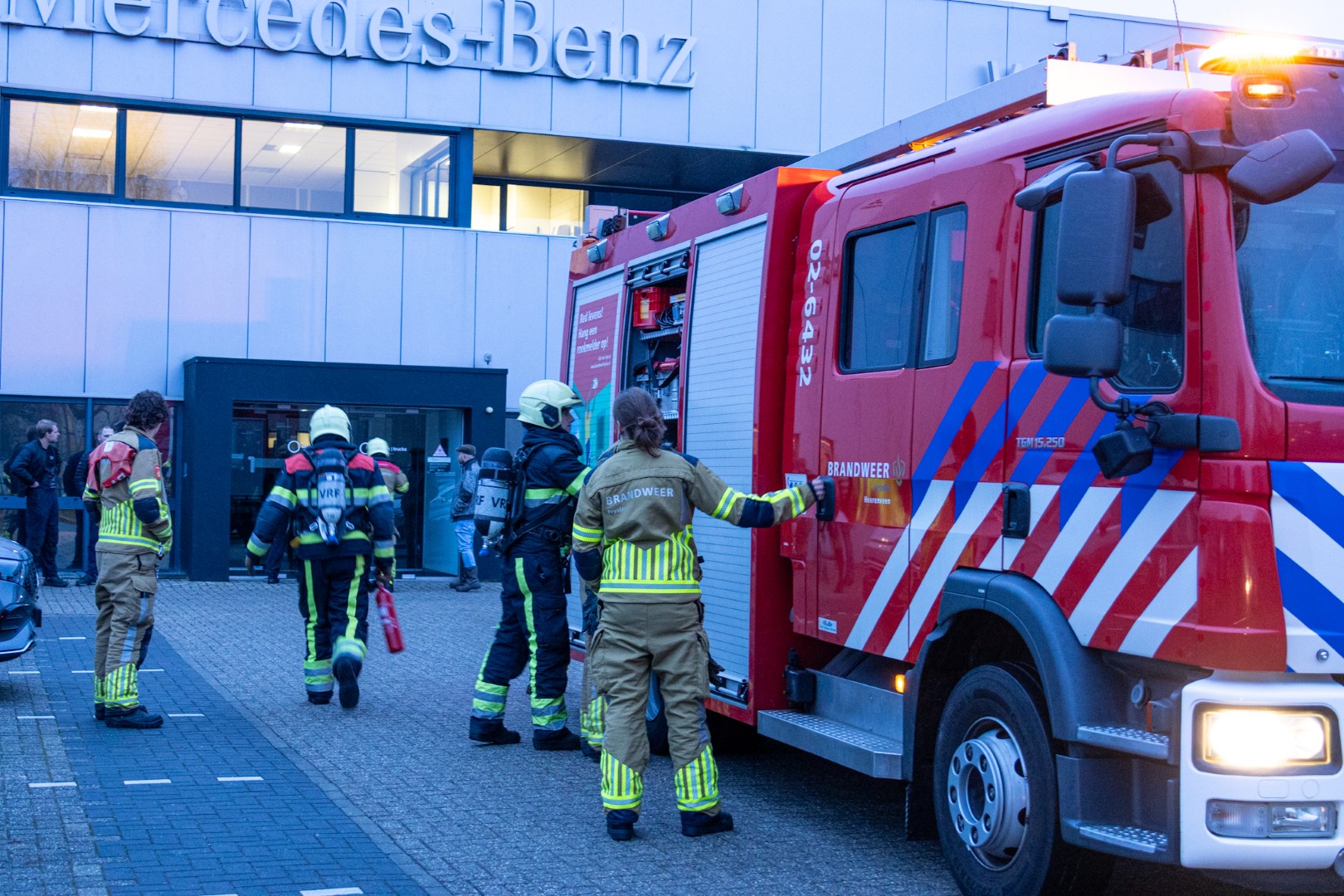 Brand bij autobedrijf, pand ontruimd en onderzoek gestart