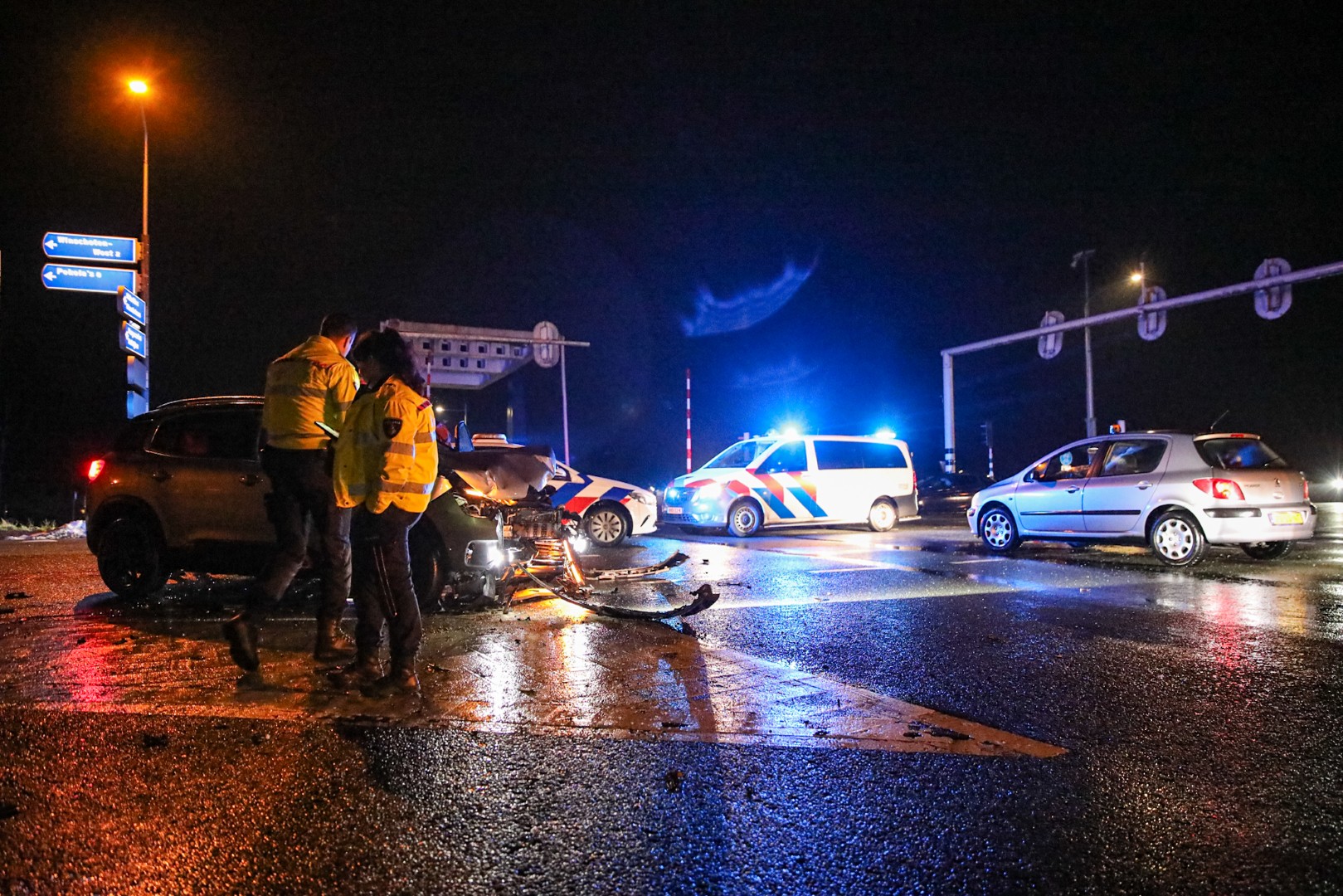 Forse botsing op kruising, auto schiet honderd meter door