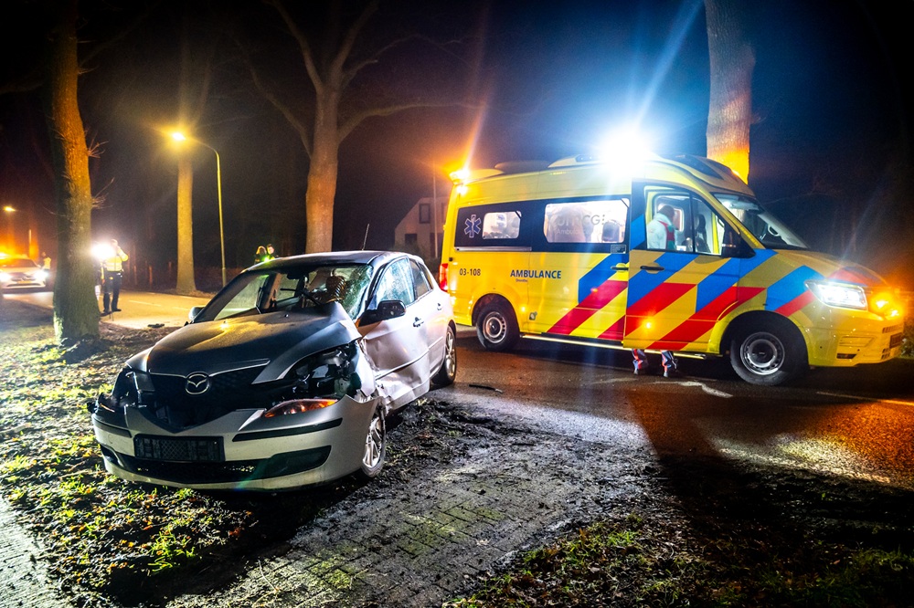 Automobilist gewond na botsing tegen boom