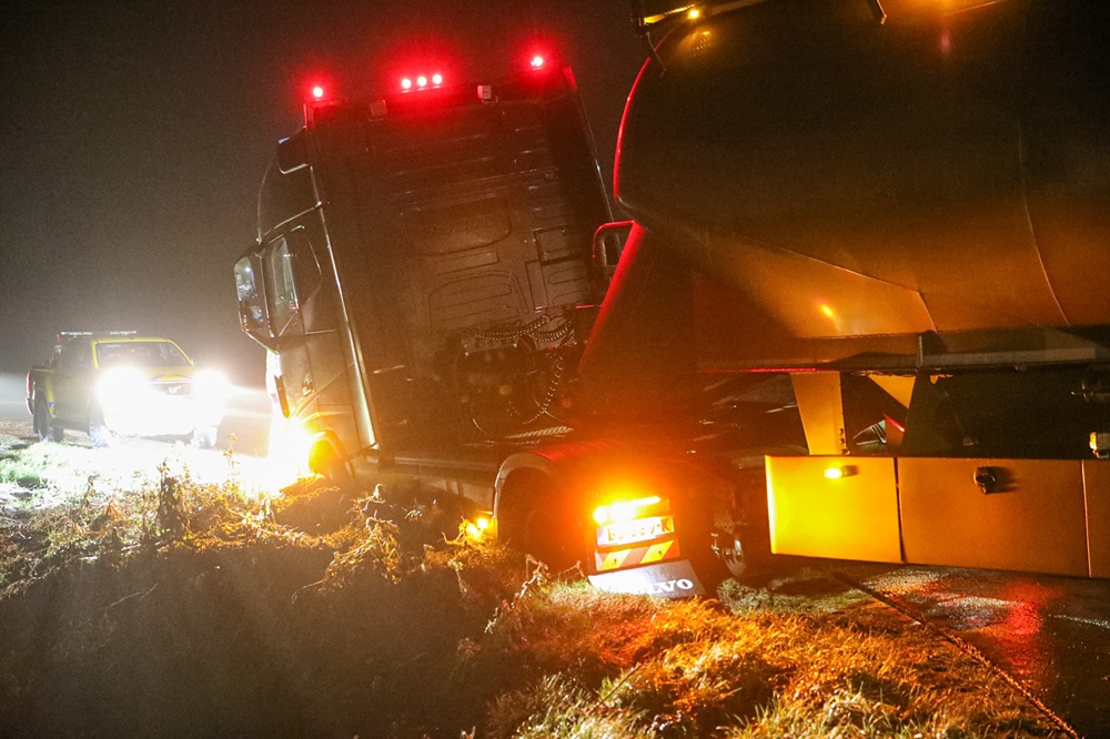 Vrachtwagen vast in berm door extreme gladheid
