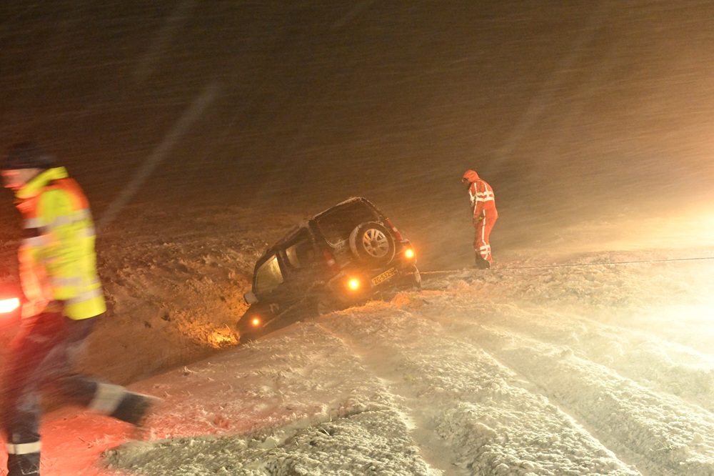 Auto in sloot, bestuurder met schrik vrij