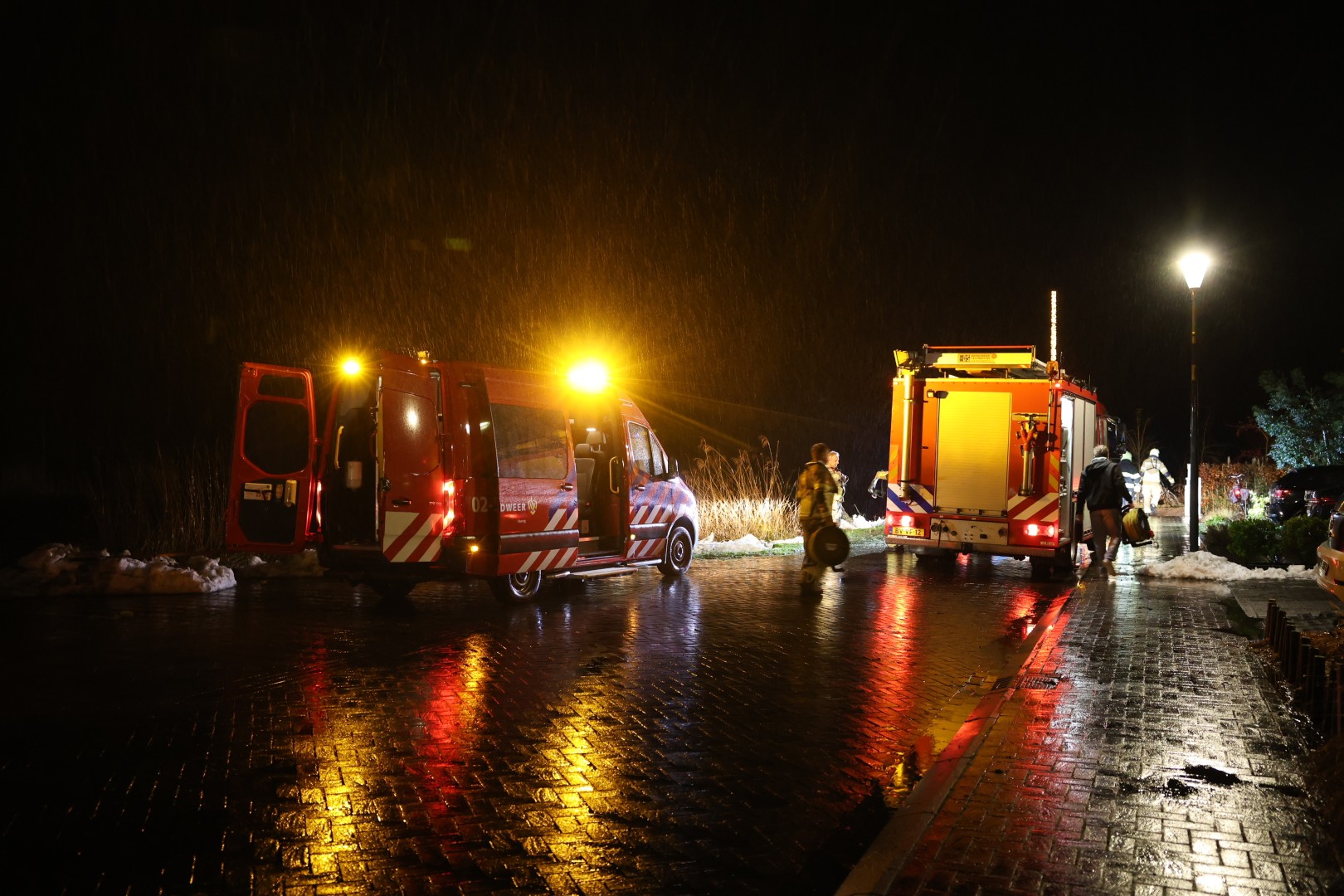 Persoon zwaargewond aangetroffen na melding te water