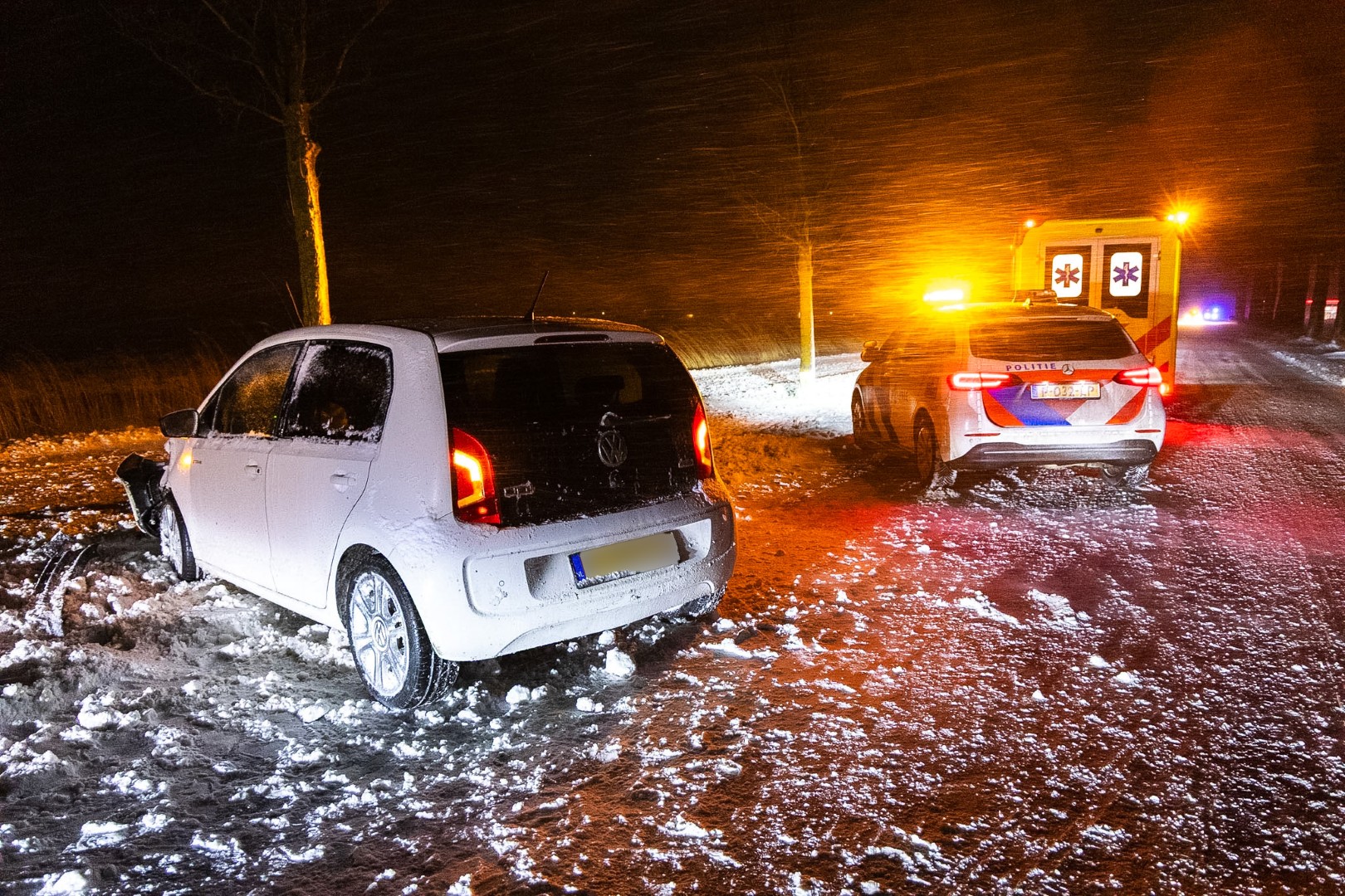 Auto botst door gladheid tegen boom, één gewonde