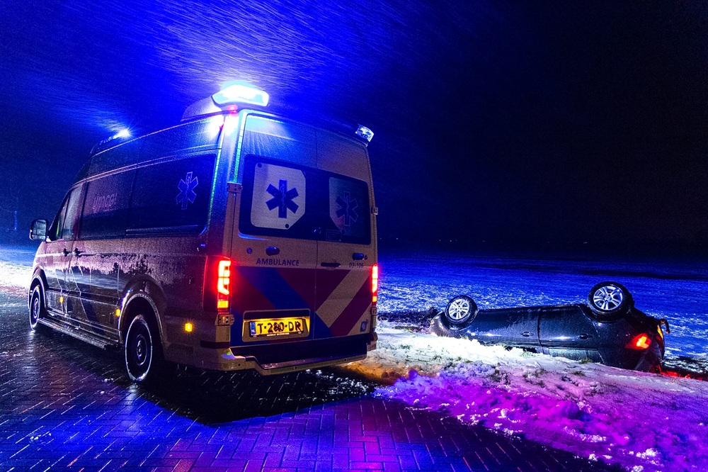 Auto raakt van de weg en belandt op zo’n kop in sloot
