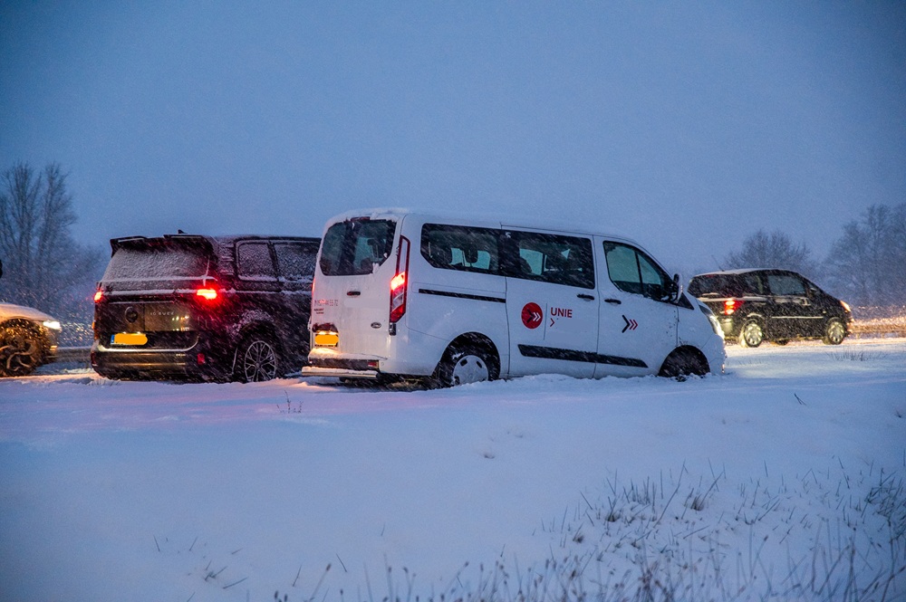 Drie voertuigen vast door hevige sneeuwval