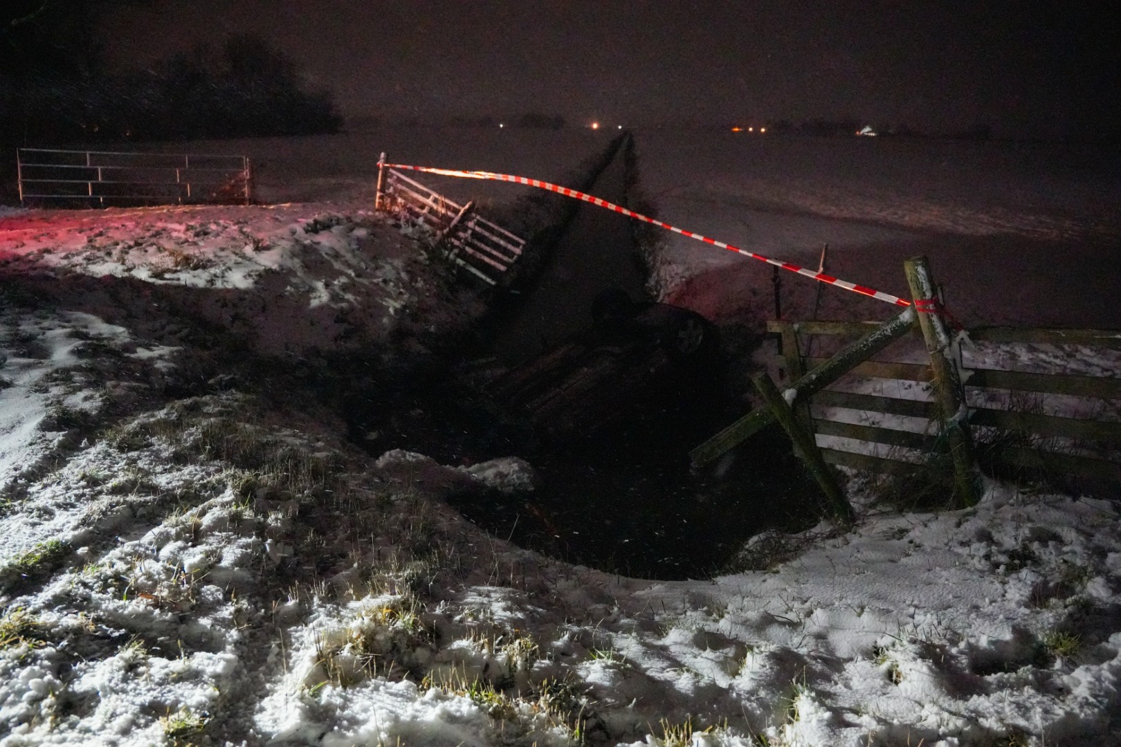 Auto belandt door gladheid op de kop in sloot