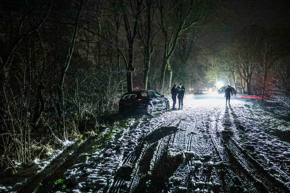 Auto raakt van de weg door gladheid