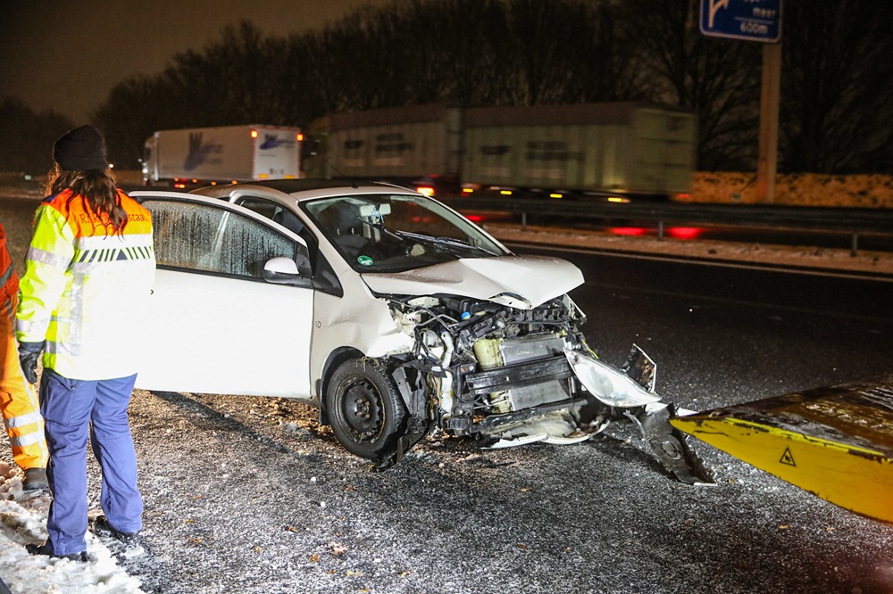 Auto zwaar beschadigd na botsing tegen vangrail