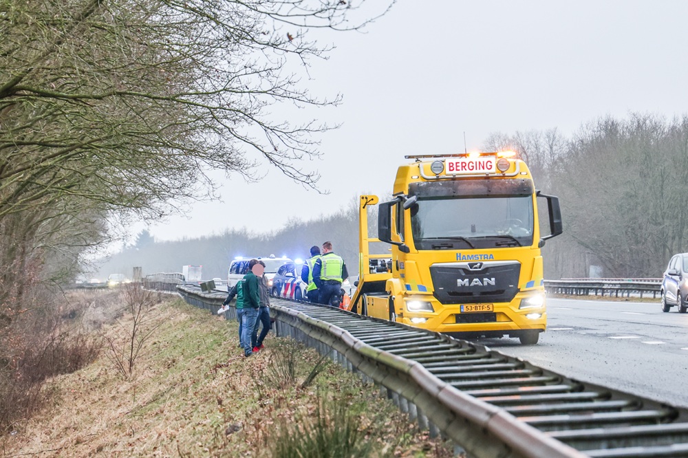 Auto botst tegen vangrail door gladheid