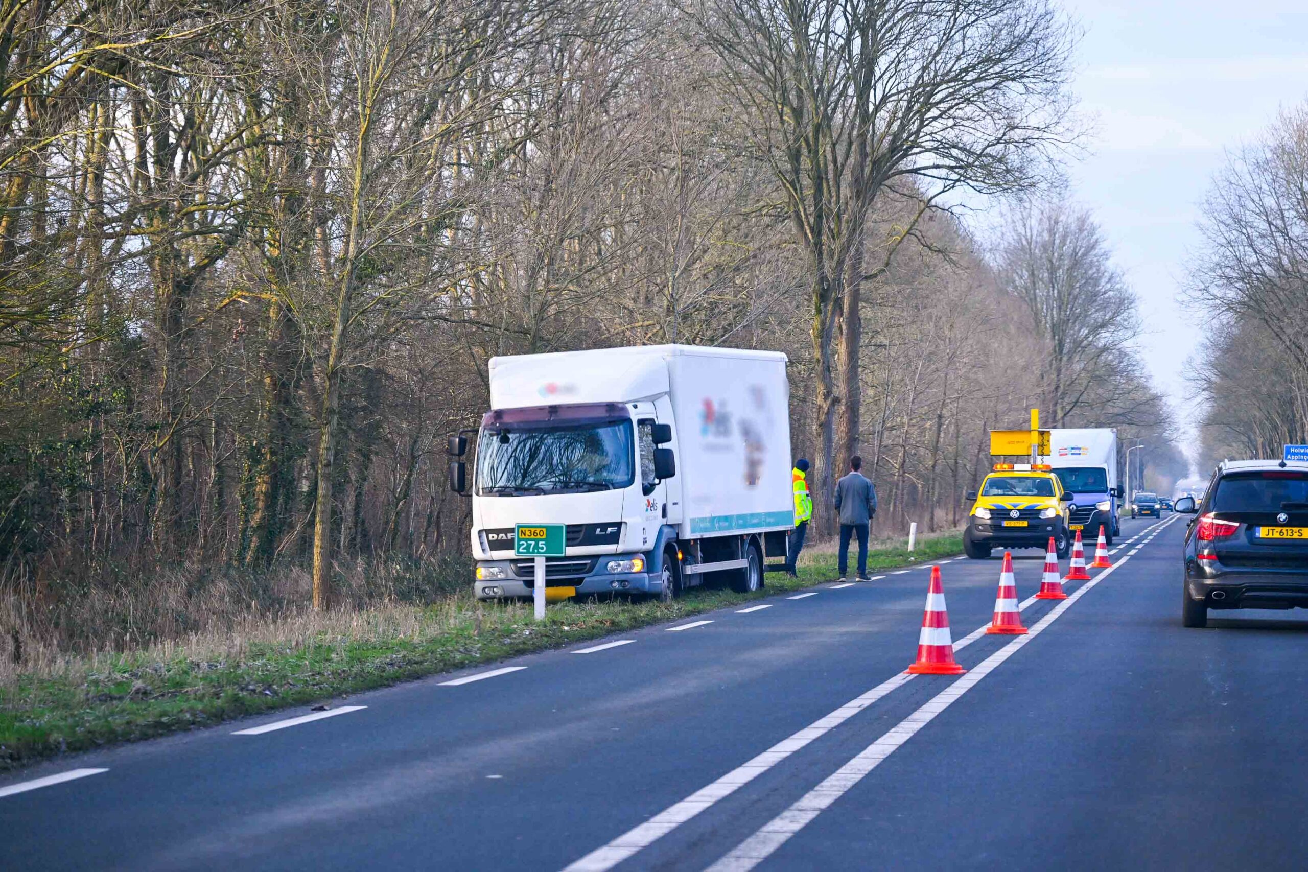 Rijstrook dicht op N360 door gestrande vrachtwagen