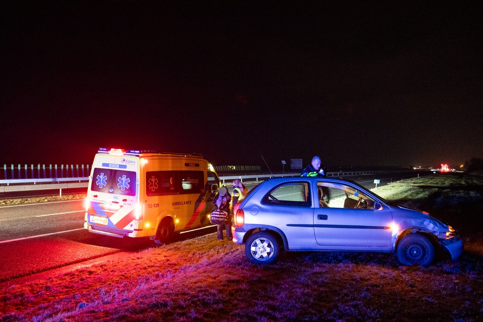 Auto slaat over de kop op snelweg door gladheid