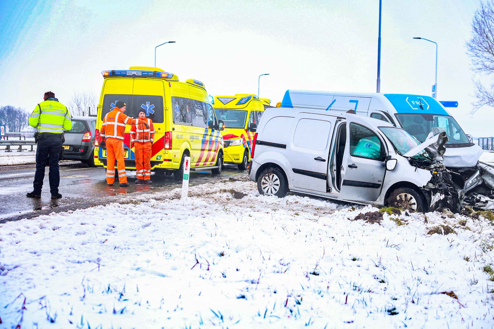 Twee gewonden bij frontale aanrijding tussen bestelbusjes