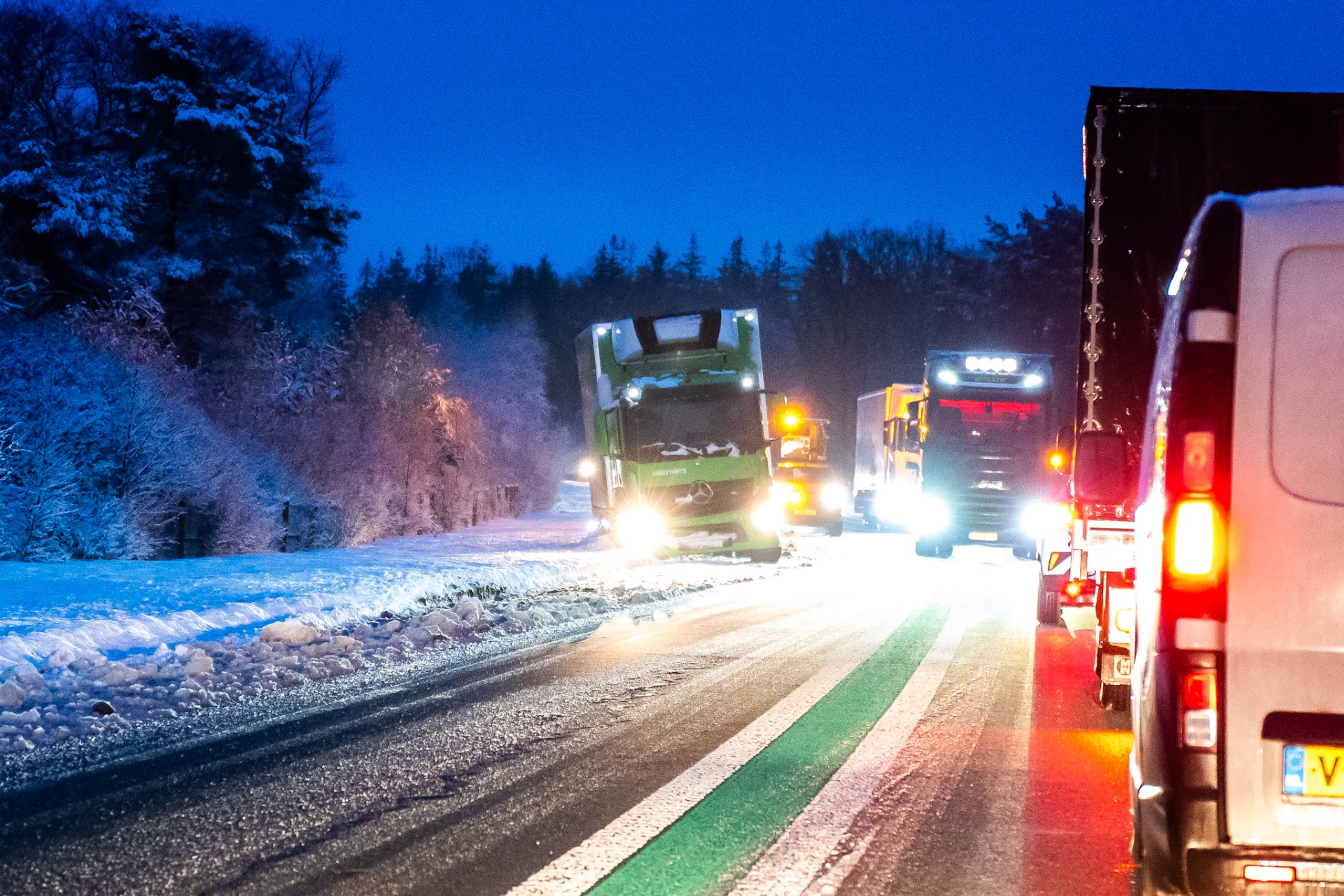 Vrachtwagen komt vast te zitten in de berm door gladheid
