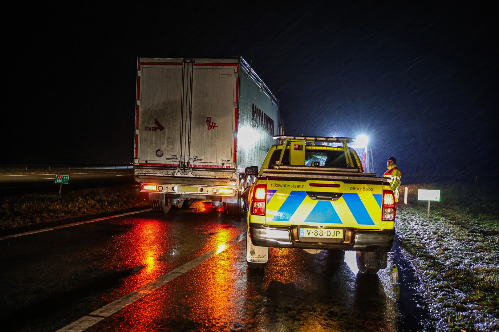Afrit snelweg dicht door vrachtwagen met klapband