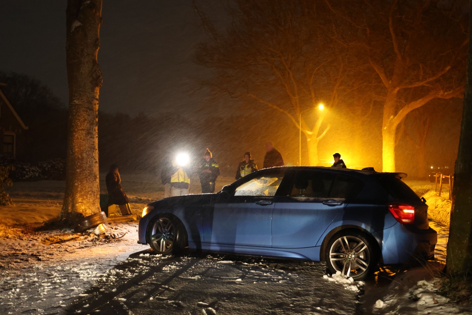 Auto botst tegen boom, weg tijdelijk afgesloten