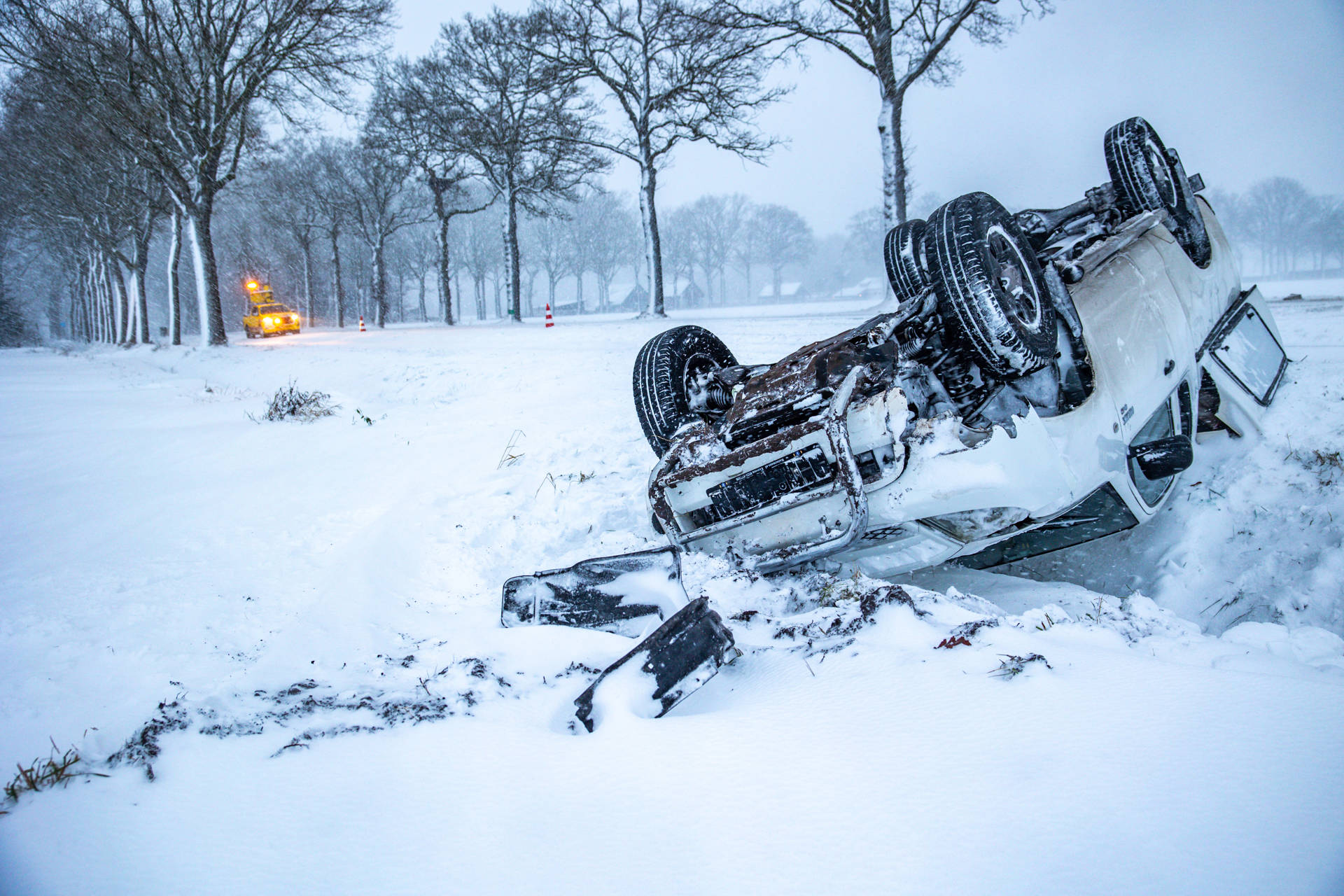 Pickup wagen belandt ondersteboven in de sloot