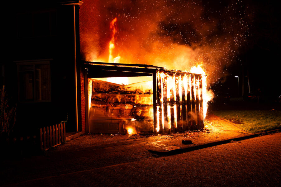 Autobrand onder carport slaat over naar woning
