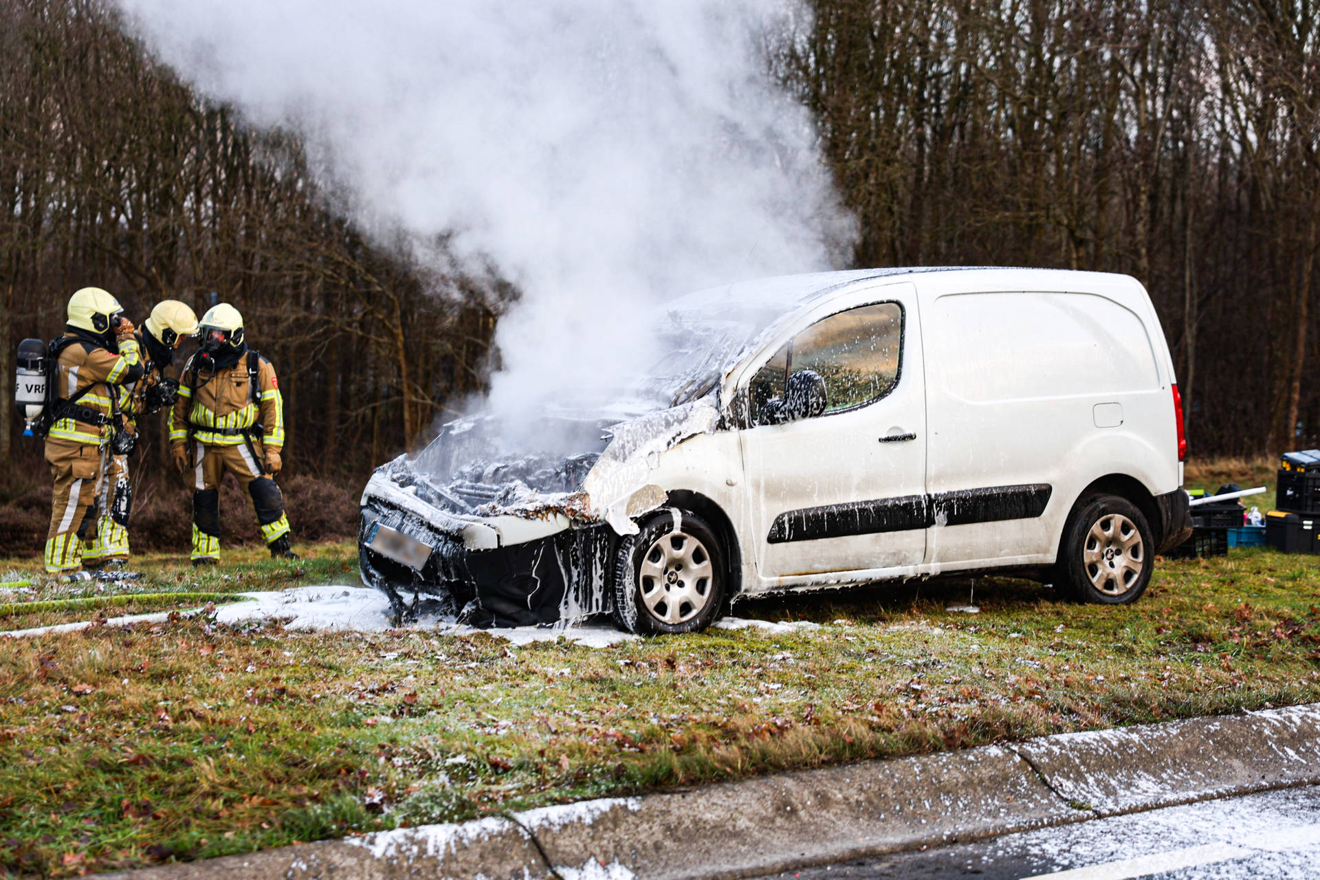 Busje vliegt in brand op rotonde, voorzijde verwoest
