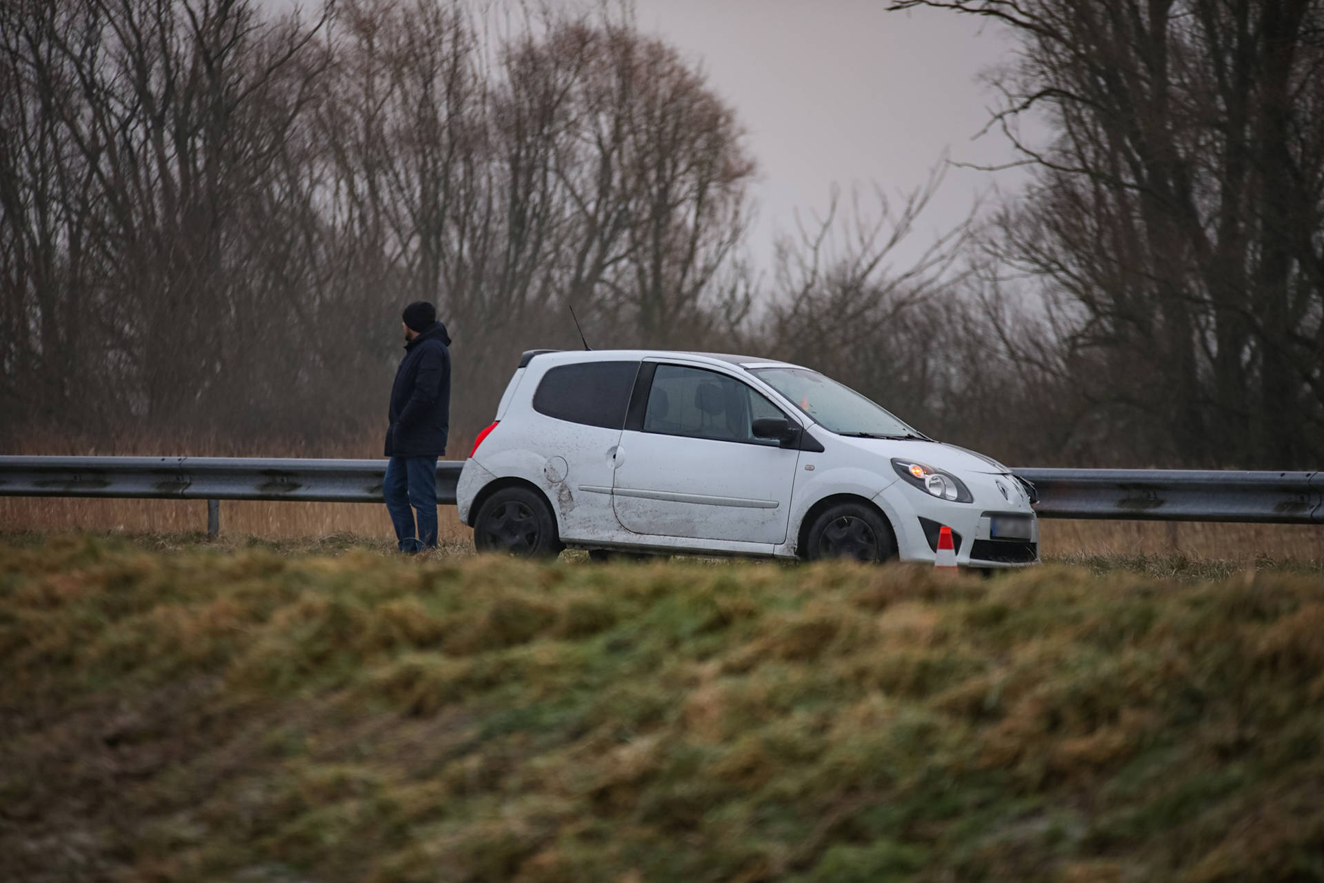 Twee auto’s raken vangrail bij dubbele aanrijding op snelweg
