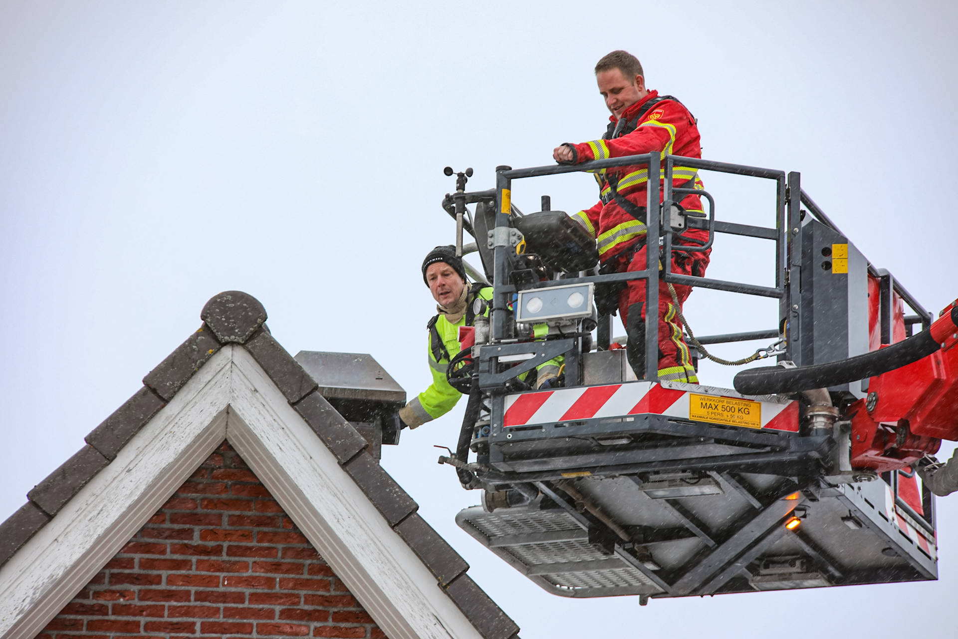 Brandweer redt vogel uit schoorsteen, weg tijdelijk dicht