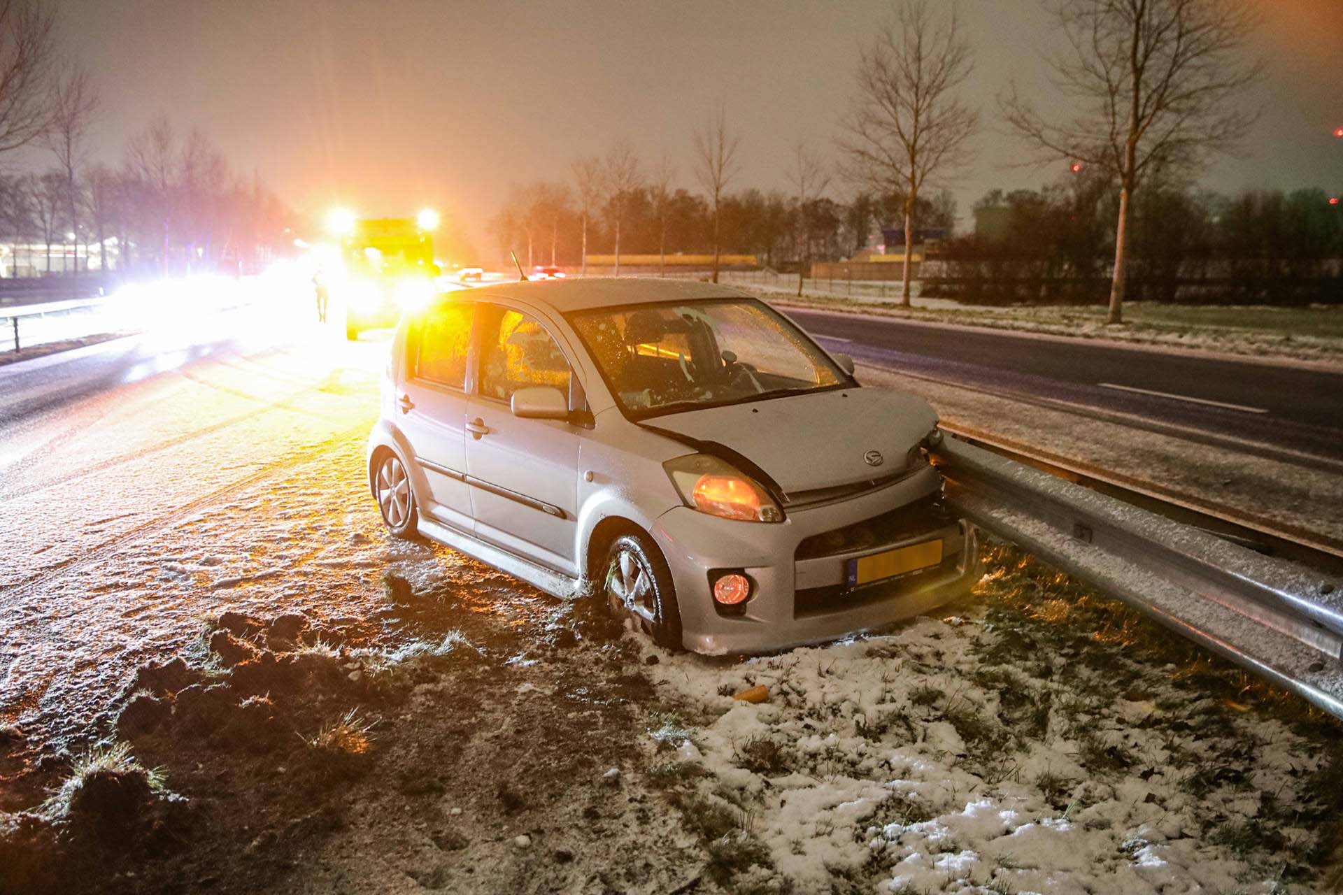 Auto botst door gladheid tegen vangrail op N33