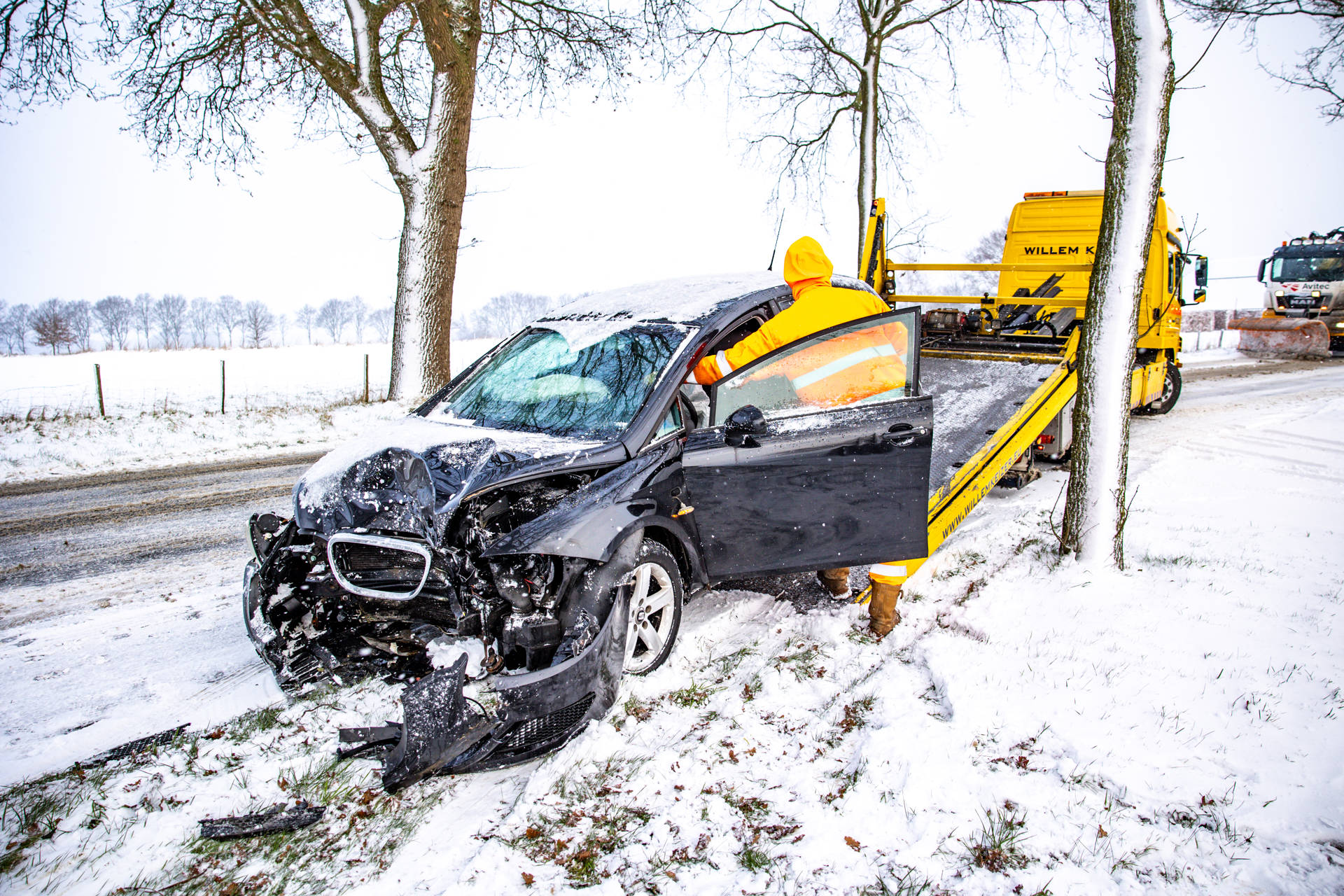 Auto met moeder en kind botst door gladheid tegen boom