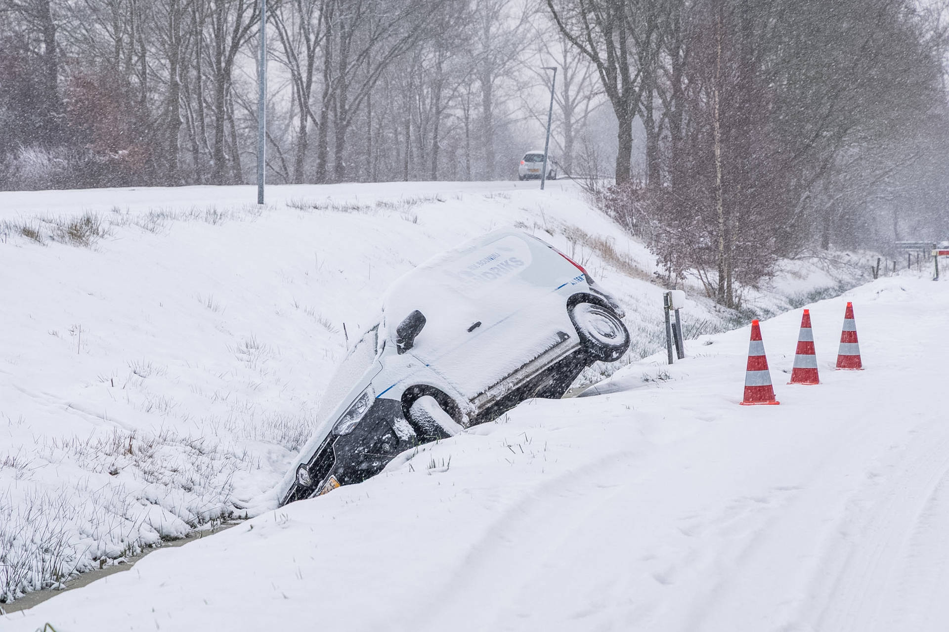 Busje belandt door gladheid in sloot
