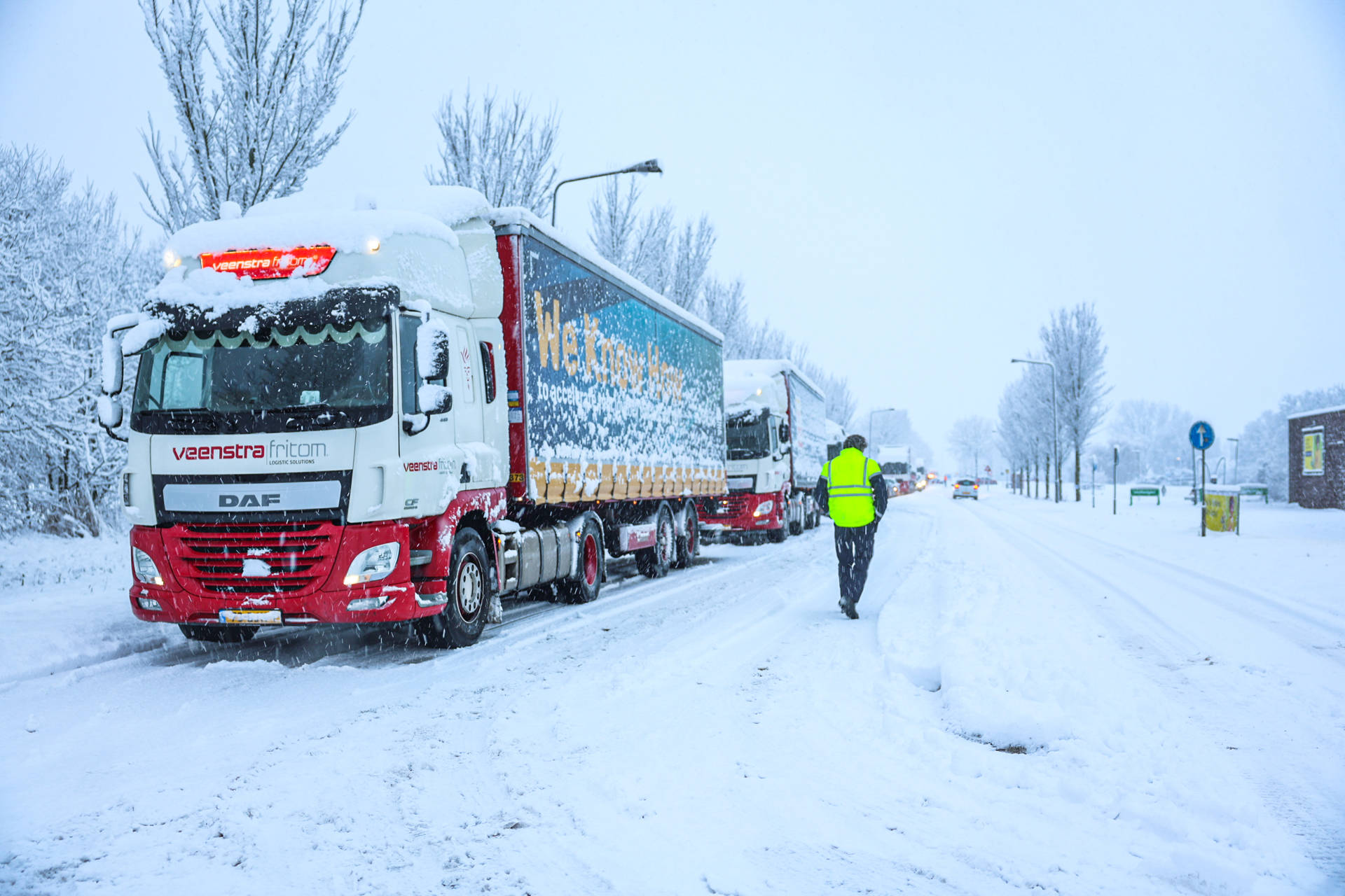 Vrachtwagens komen vast te zitten door gladheid op helling