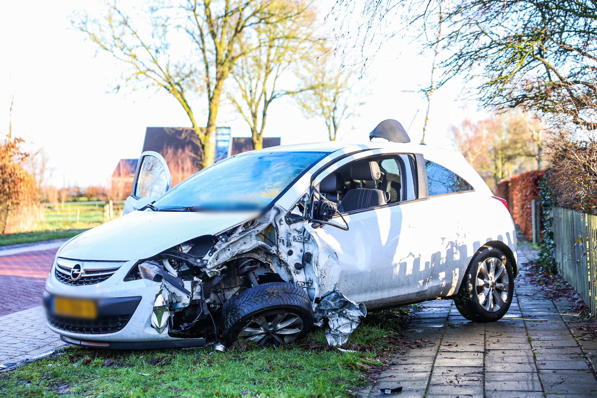 Forse schade bij botsing tussen auto en shovel