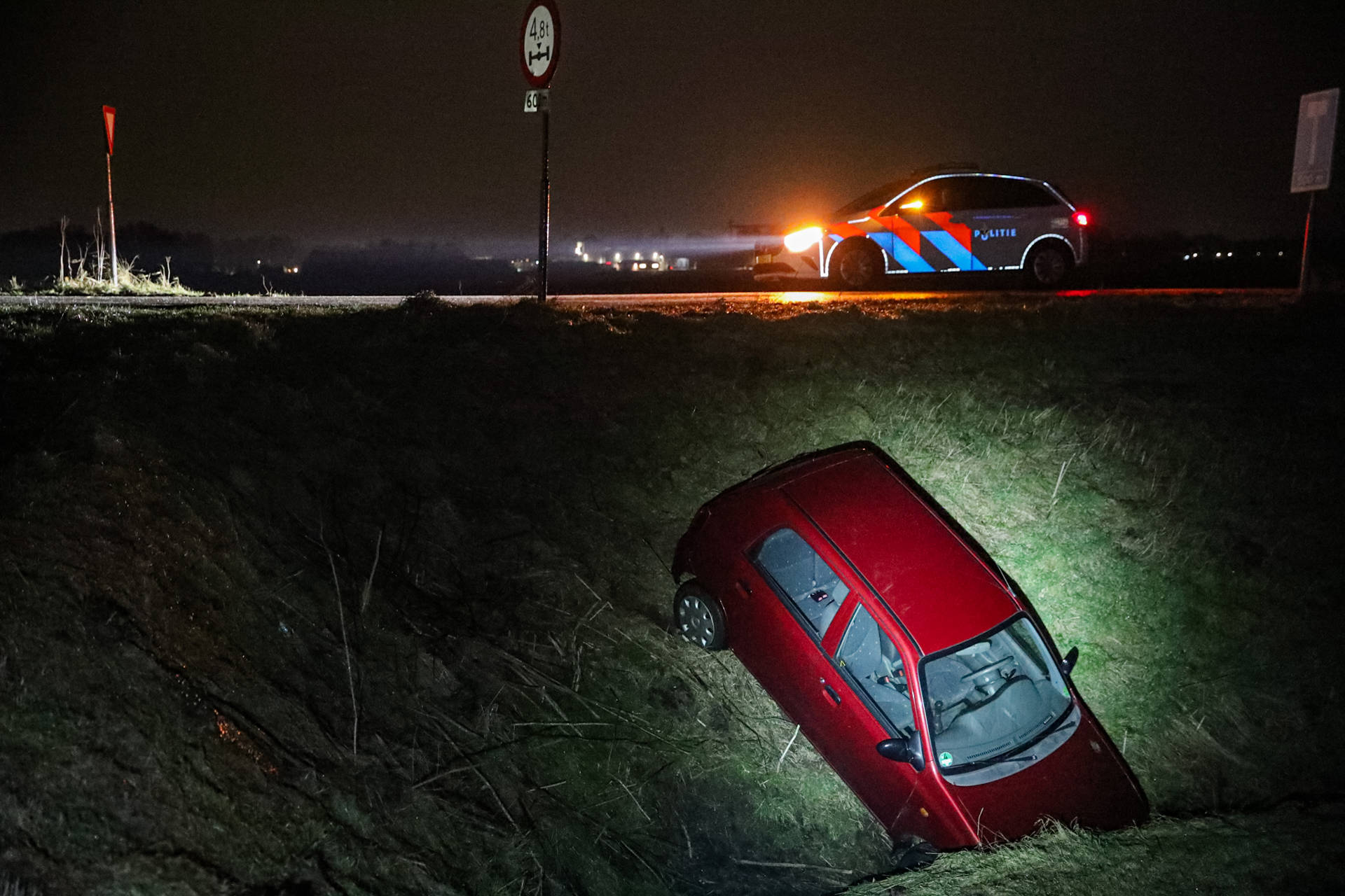 Auto belandt in sloot na eenzijdig ongeval, bestuurder spoorloos