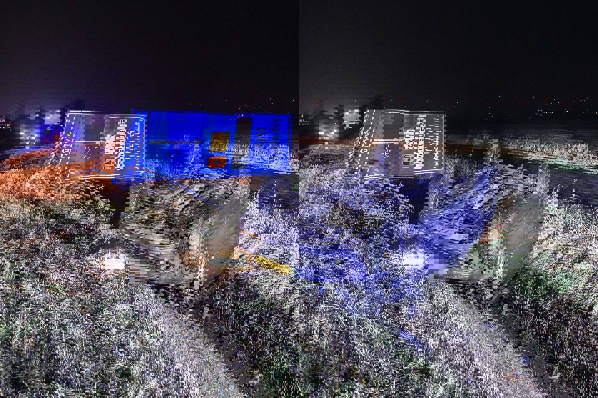 Automobilist glijdt van spekgladde weg af